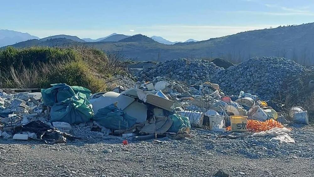 <p>Terenskim i patrolnim obilaskom uočene velike količine otpada na nekoliko lokacija</p>