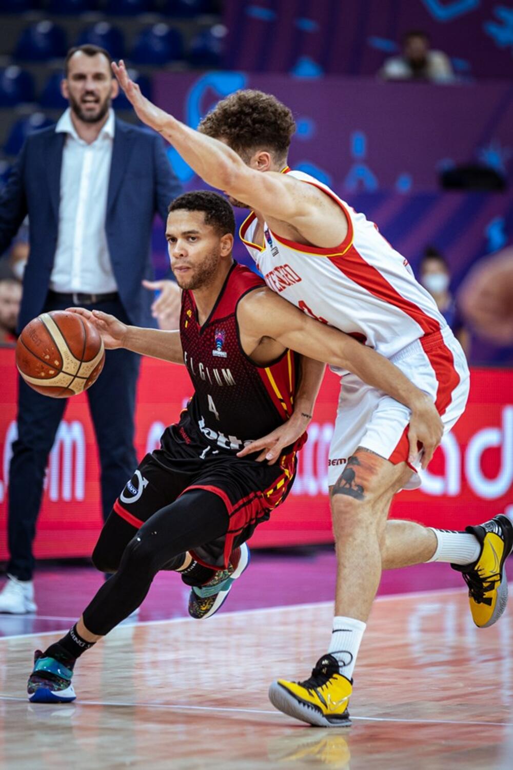 Bili rivali na terenu, sada će se boriti za minutažu: Emanuel Lekomt i Igor Drobnjak na utakmici Eurobasketa u Tbilisiju