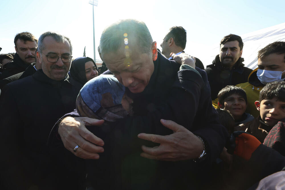 Erdogan juče sa stanovnicima Karamanmarasa na jugu Turske, Foto: Beta/AP