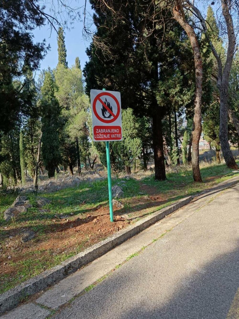 <p>Informativne table na Brajevom pismu postavljene su na oba ulaza u park šumu Gorica – kapija na ulazu u park šumu iz pravca centra i iz pravca Zagoriča</p>