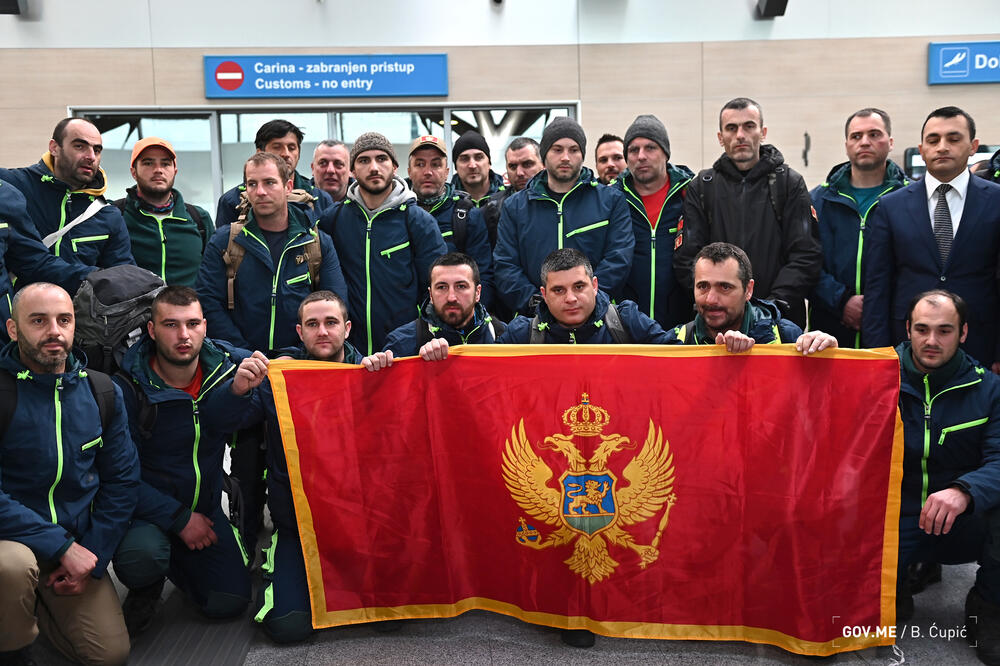 <p>"Želim da kažem građanima Crne Gore da je naš heroj dobro, da se nalazi na resapiratoru i da je stanje svakog dana sve bolje. Ovo je dječak kojeg smo izvukli iz ruševina", rekao je član tima Vladan Burić pokazujući fotografiju dječak kojeg su crnogorski spasioci izvukli iz ruševina</p>