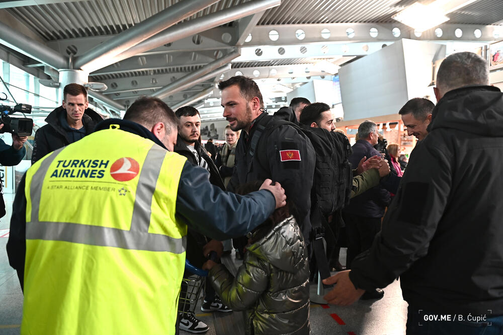 <p>"Želim da kažem građanima Crne Gore da je naš heroj dobro, da se nalazi na resapiratoru i da je stanje svakog dana sve bolje. Ovo je dječak kojeg smo izvukli iz ruševina", rekao je član tima Vladan Burić pokazujući fotografiju dječak kojeg su crnogorski spasioci izvukli iz ruševina</p>