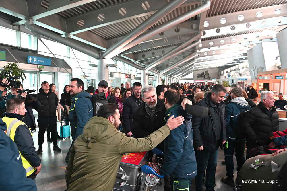 <p>"Želim da kažem građanima Crne Gore da je naš heroj dobro, da se nalazi na resapiratoru i da je stanje svakog dana sve bolje. Ovo je dječak kojeg smo izvukli iz ruševina", rekao je član tima Vladan Burić pokazujući fotografiju dječak kojeg su crnogorski spasioci izvukli iz ruševina</p>