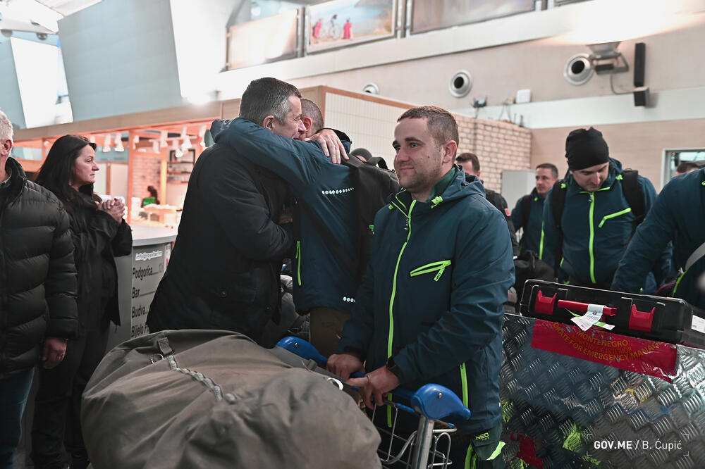 <p>"Želim da kažem građanima Crne Gore da je naš heroj dobro, da se nalazi na resapiratoru i da je stanje svakog dana sve bolje. Ovo je dječak kojeg smo izvukli iz ruševina", rekao je član tima Vladan Burić pokazujući fotografiju dječak kojeg su crnogorski spasioci izvukli iz ruševina</p>