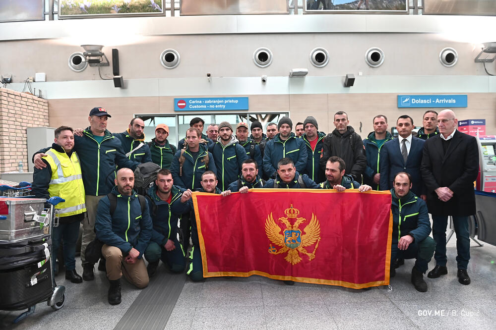 <p>"Želim da kažem građanima Crne Gore da je naš heroj dobro, da se nalazi na resapiratoru i da je stanje svakog dana sve bolje. Ovo je dječak kojeg smo izvukli iz ruševina", rekao je član tima Vladan Burić pokazujući fotografiju dječak kojeg su crnogorski spasioci izvukli iz ruševina</p>