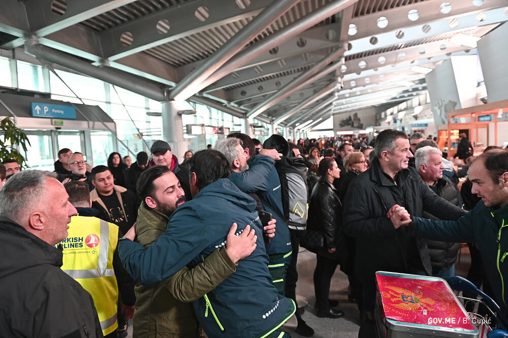 <p>"Želim da kažem građanima Crne Gore da je naš heroj dobro, da se nalazi na resapiratoru i da je stanje svakog dana sve bolje. Ovo je dječak kojeg smo izvukli iz ruševina", rekao je član tima Vladan Burić pokazujući fotografiju dječak kojeg su crnogorski spasioci izvukli iz ruševina</p>