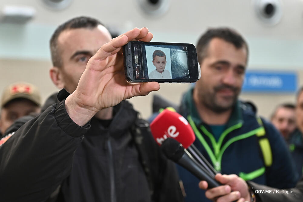 <p>"Želim da kažem građanima Crne Gore da je naš heroj dobro, da se nalazi na resapiratoru i da je stanje svakog dana sve bolje. Ovo je dječak kojeg smo izvukli iz ruševina", rekao je član tima Vladan Burić pokazujući fotografiju dječak kojeg su crnogorski spasioci izvukli iz ruševina</p>