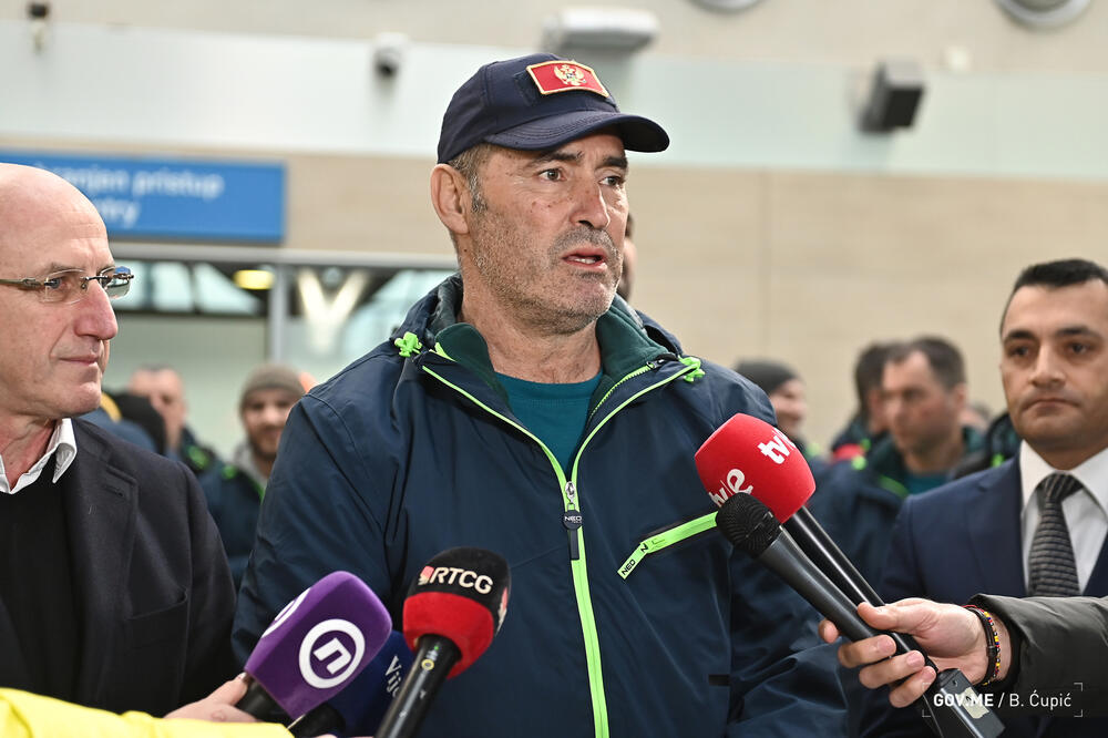 <p>"Želim da kažem građanima Crne Gore da je naš heroj dobro, da se nalazi na resapiratoru i da je stanje svakog dana sve bolje. Ovo je dječak kojeg smo izvukli iz ruševina", rekao je član tima Vladan Burić pokazujući fotografiju dječak kojeg su crnogorski spasioci izvukli iz ruševina</p>