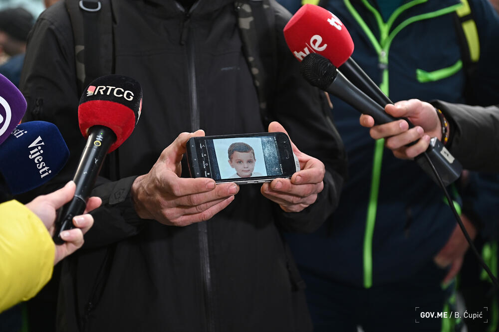 <p>"Želim da kažem građanima Crne Gore da je naš heroj dobro, da se nalazi na resapiratoru i da je stanje svakog dana sve bolje. Ovo je dječak kojeg smo izvukli iz ruševina", rekao je član tima Vladan Burić pokazujući fotografiju dječak kojeg su crnogorski spasioci izvukli iz ruševina</p>