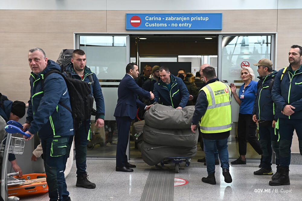 <p>"Želim da kažem građanima Crne Gore da je naš heroj dobro, da se nalazi na resapiratoru i da je stanje svakog dana sve bolje. Ovo je dječak kojeg smo izvukli iz ruševina", rekao je član tima Vladan Burić pokazujući fotografiju dječak kojeg su crnogorski spasioci izvukli iz ruševina</p>