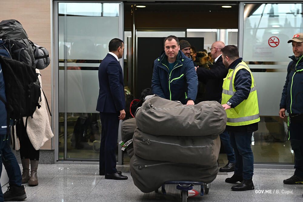 <p>"Želim da kažem građanima Crne Gore da je naš heroj dobro, da se nalazi na resapiratoru i da je stanje svakog dana sve bolje. Ovo je dječak kojeg smo izvukli iz ruševina", rekao je član tima Vladan Burić pokazujući fotografiju dječak kojeg su crnogorski spasioci izvukli iz ruševina</p>