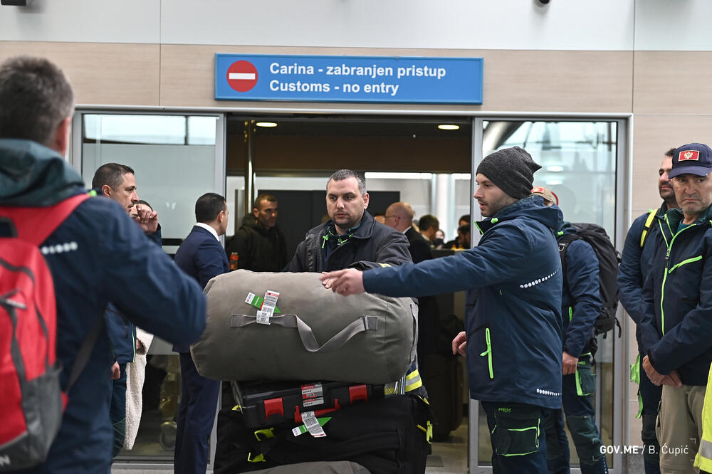 <p>"Želim da kažem građanima Crne Gore da je naš heroj dobro, da se nalazi na resapiratoru i da je stanje svakog dana sve bolje. Ovo je dječak kojeg smo izvukli iz ruševina", rekao je član tima Vladan Burić pokazujući fotografiju dječak kojeg su crnogorski spasioci izvukli iz ruševina</p>