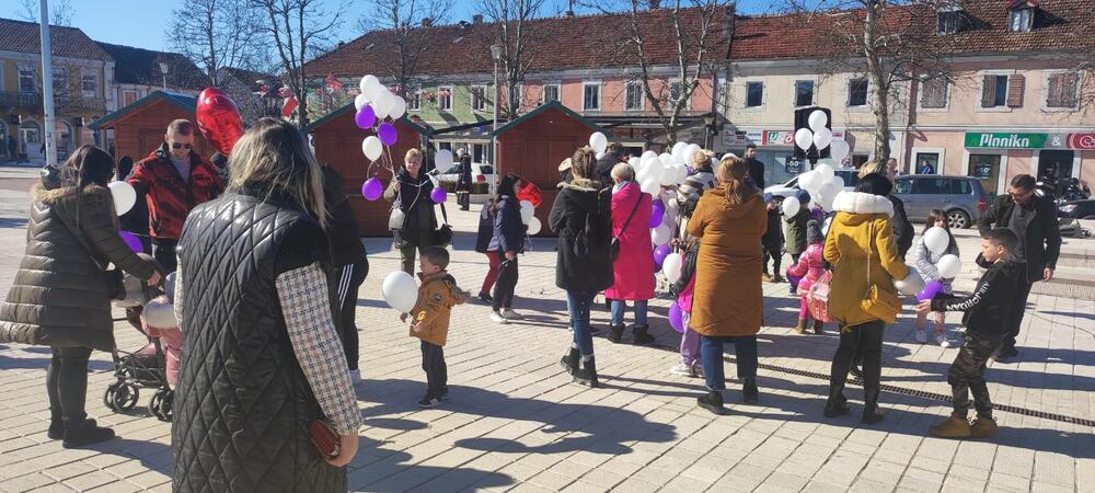 <p>Na Trgu slobode simboličnm puštanjem bijelih balona data je podrška djeci koja se bore sa karcinomom</p>