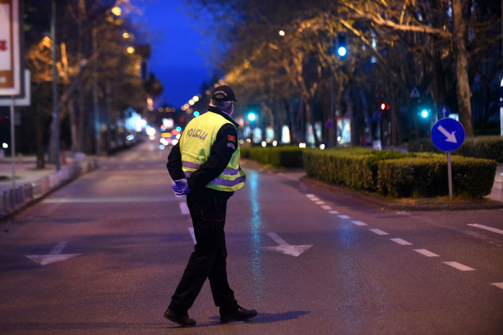 Da li im opet prijeti pješačenje: Policajac u Podgorici, Foto: Boris Pejović