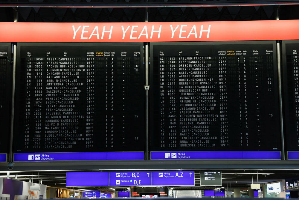 <p>Osam njemačkih aerodroma, među kojima su i najposjećeniji Frankfurt i Minhen, paralisani su danas zbog štrajka osoblja, a to se dešava u vrijeme pregovora o platama zaposlenih</p>