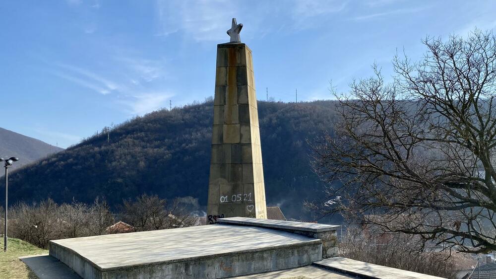 <p>U Kuršumliji se Sulejman Veličanstveni na turskom obraća Karađorđu. Komunistička ilegalka Drinka Pavlović iz onostranosti opominje fanove Koste Pećanca. A nigdje Drainčeve knjige, štampane 1921. - u tri primjerka</p>