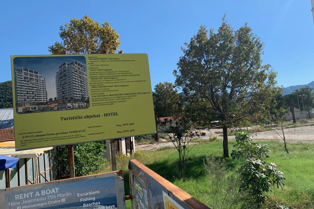 Tabla na mjestu gdje je planirana gradnja, Foto: Vuk Lajović