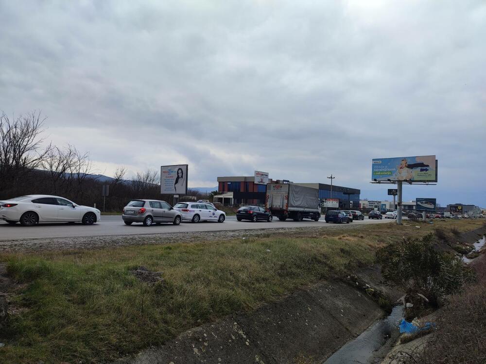 <p>Policija na kotorskom kružnom toku kamione i autobuse usmjerava na zaobilazni put kroz tunel Vrmac i preko Kotora</p>