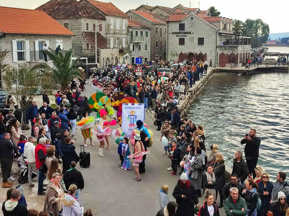 <p>Lastovljani na lomači spalili karnevala okrivljenog za sve prošlogodišnje nevolje građana i neispunjena prazna obećanja političara</p>