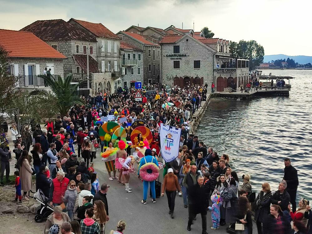 <p>Lastovljani na lomači spalili karnevala okrivljenog za sve prošlogodišnje nevolje građana i neispunjena prazna obećanja političara</p>