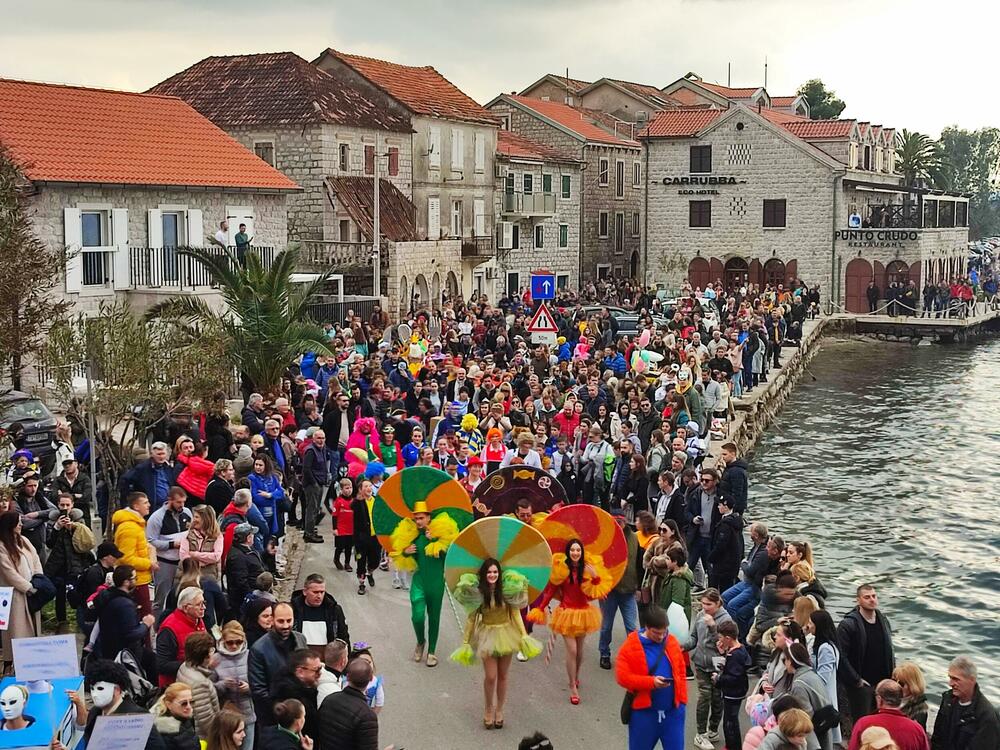 <p>Lastovljani na lomači spalili karnevala okrivljenog za sve prošlogodišnje nevolje građana i neispunjena prazna obećanja političara</p>