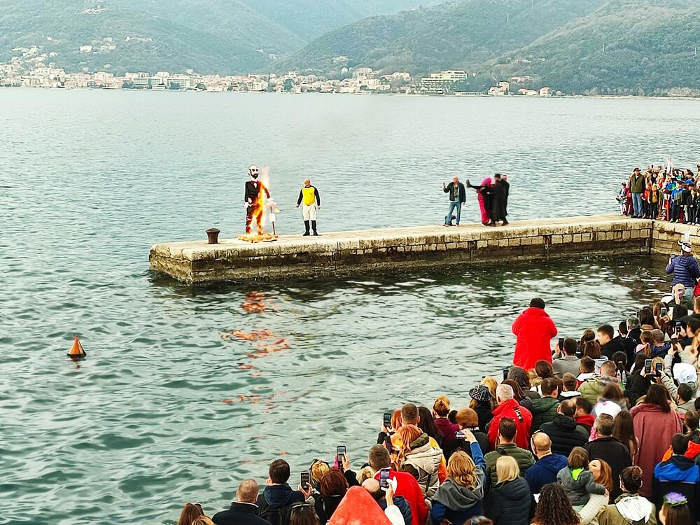 <p>Lastovljani na lomači spalili karnevala okrivljenog za sve prošlogodišnje nevolje građana i neispunjena prazna obećanja političara</p>