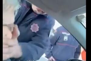 Crnogorski policajci maltretirali državljanina Albanije (VIDEO)