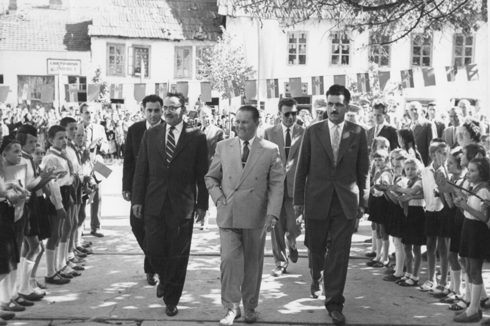 U pratnji Blaža Jovanovića, Mihaila Ojdanića, Rada Prelevića i Milana Žeželja, Tito ulazi u ivangradski hotel Beograd, Foto: Privatna arhiva