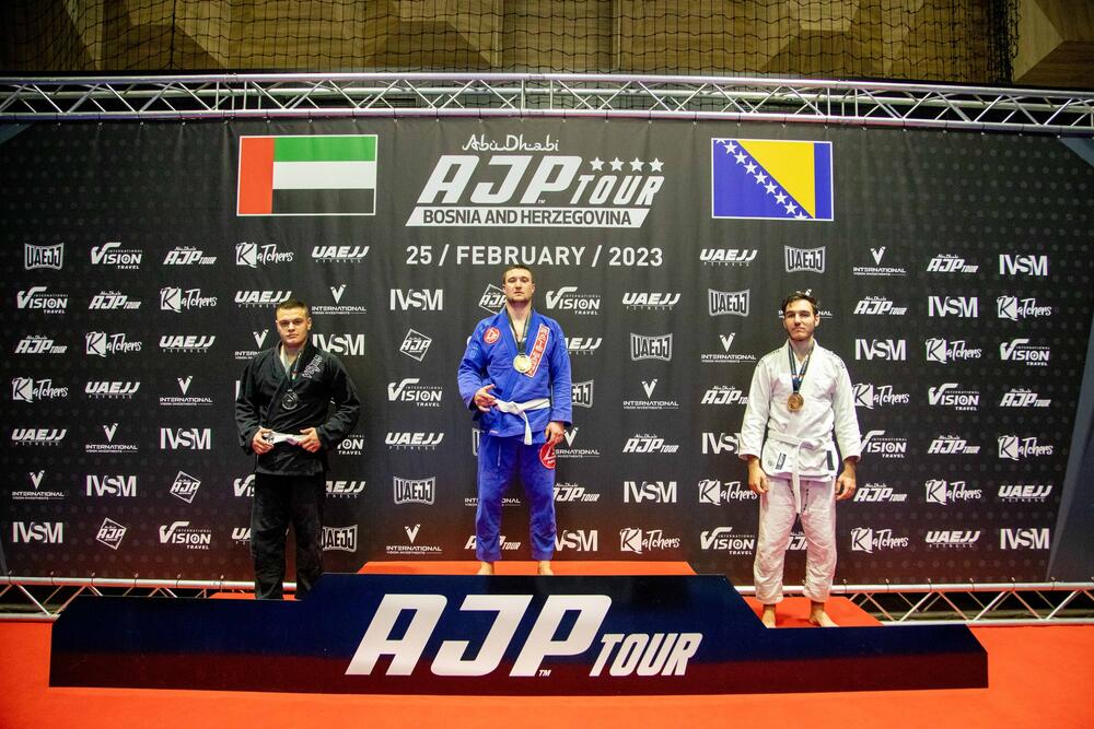 <p>Na Inernacionalnom turniru pod nazivom, Abu Dhabi jiu jitsu Pro Intenational Sarajevo, koji je održan proteklog vikenda, Podgorički klub Pitbull Jiu Jitsu Montenegro nastupio je sa 4 takmicara i ostvario izvanredan rezultat. Sva četiri takmičara upjeli su da se izbore za medalje, a samim tim da obezbijede Podgoričkoj akademiji prvo mjesto u Evropi poslije drugog kola najveće Jiu Jitsu svjetske lige.</p>