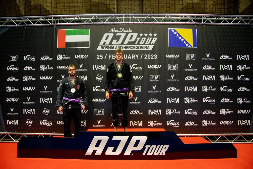 <p>Na Inernacionalnom turniru pod nazivom, Abu Dhabi jiu jitsu Pro Intenational Sarajevo, koji je održan proteklog vikenda, Podgorički klub Pitbull Jiu Jitsu Montenegro nastupio je sa 4 takmicara i ostvario izvanredan rezultat. Sva četiri takmičara upjeli su da se izbore za medalje, a samim tim da obezbijede Podgoričkoj akademiji prvo mjesto u Evropi poslije drugog kola najveće Jiu Jitsu svjetske lige.</p>