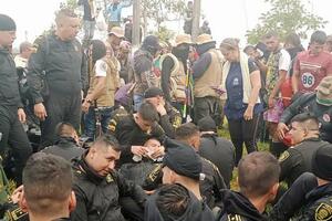 Skoro 80 policajaca zarobljeni kao taoci tokom protesta u ruralnom...
