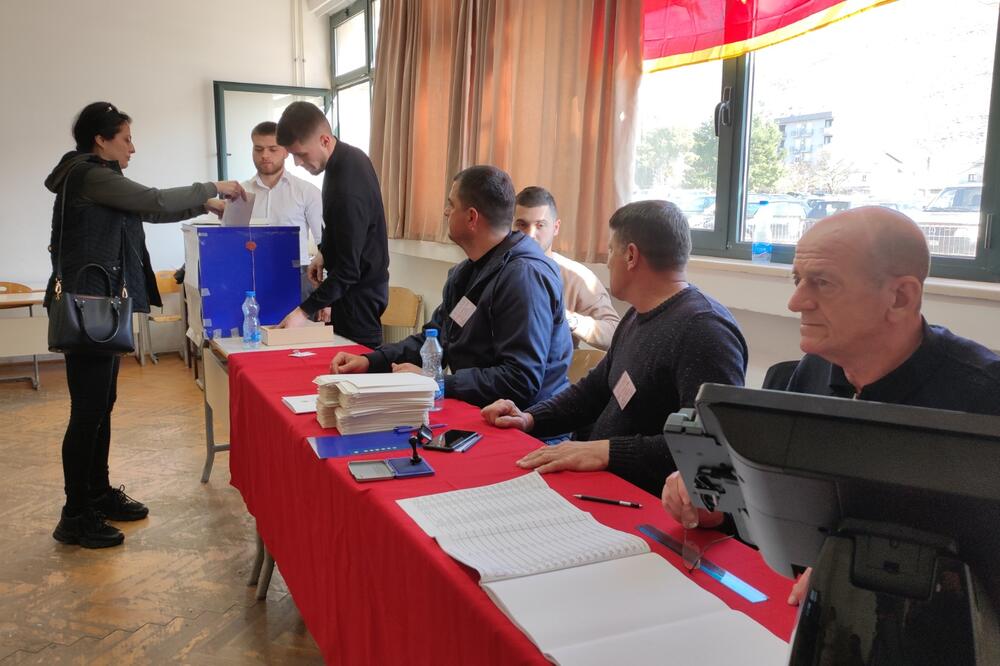 Sa biračkog mjesta u Tuzima, Foto: Slađan Fatić