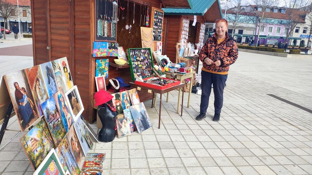 <p>"Čini mi se da je iz godine u godinu više onih koji se bave rukotvorinama, ali narod sve manje kupuje"</p>