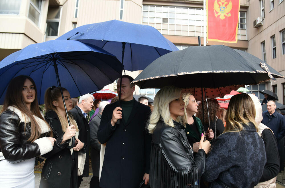 <p>Protestu prisustvuje veliki broj zaposlenih u crnogorskom sudstvu, tužilaštvu, advokati...</p>