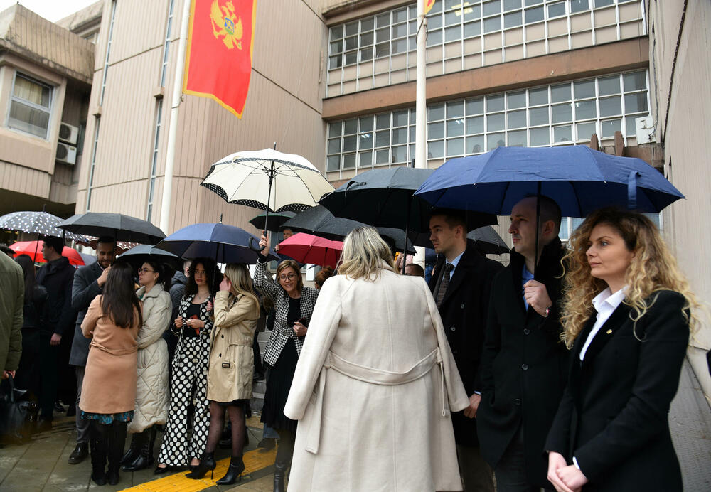 <p>Protestu prisustvuje veliki broj zaposlenih u crnogorskom sudstvu, tužilaštvu, advokati...</p>