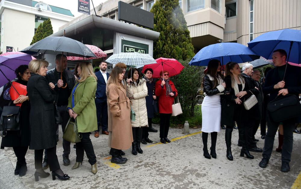 <p>Protestu prisustvuje veliki broj zaposlenih u crnogorskom sudstvu, tužilaštvu, advokati...</p>