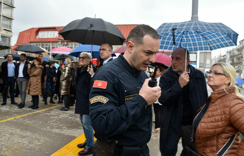 <p>Protestu prisustvuje veliki broj zaposlenih u crnogorskom sudstvu, tužilaštvu, advokati...</p>