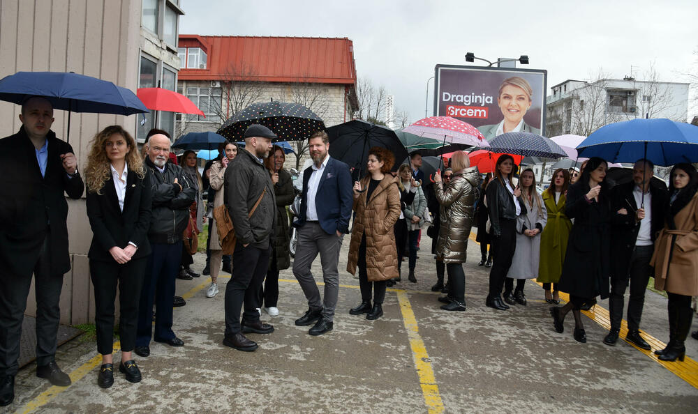 <p>Protestu prisustvuje veliki broj zaposlenih u crnogorskom sudstvu, tužilaštvu, advokati...</p>