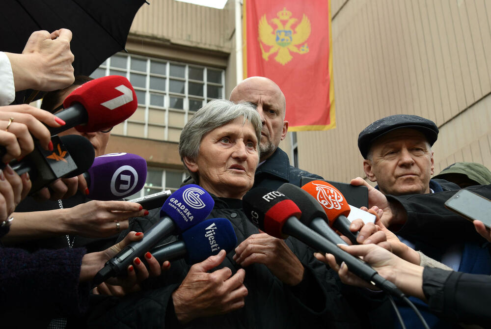 <p>Protestu prisustvuje veliki broj zaposlenih u crnogorskom sudstvu, tužilaštvu, advokati...</p>