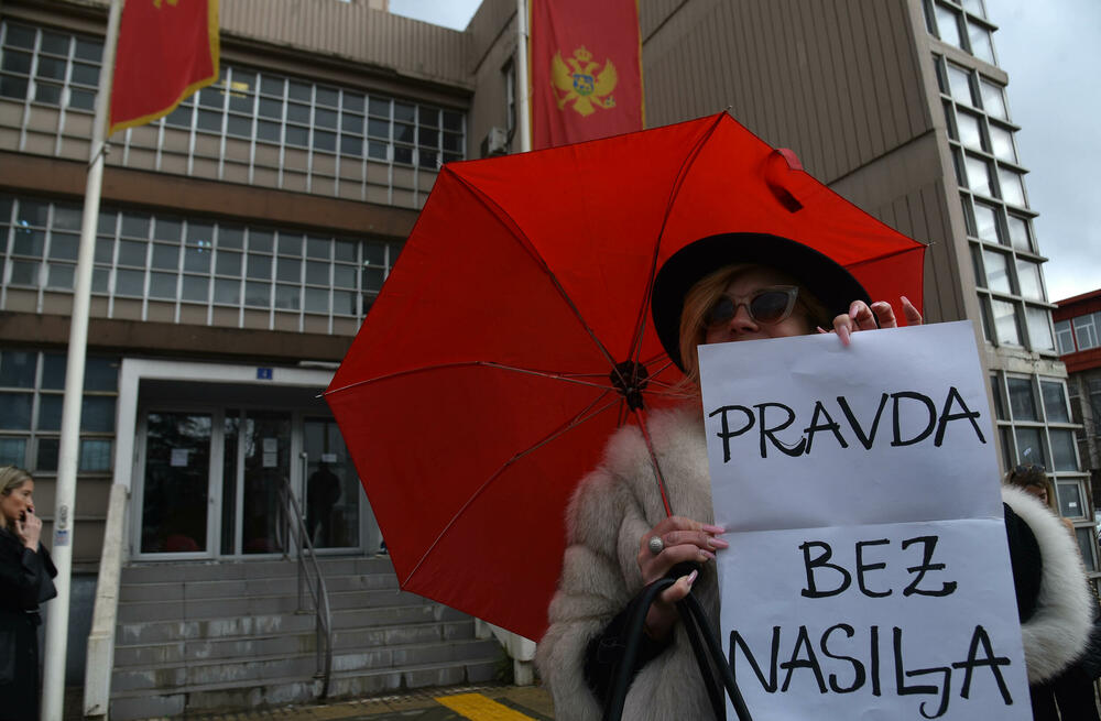 <p>Protestu prisustvuje veliki broj zaposlenih u crnogorskom sudstvu, tužilaštvu, advokati...</p>