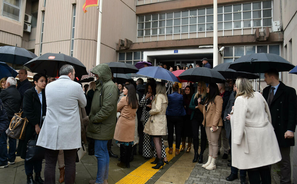 <p>Protestu prisustvuje veliki broj zaposlenih u crnogorskom sudstvu, tužilaštvu, advokati...</p>