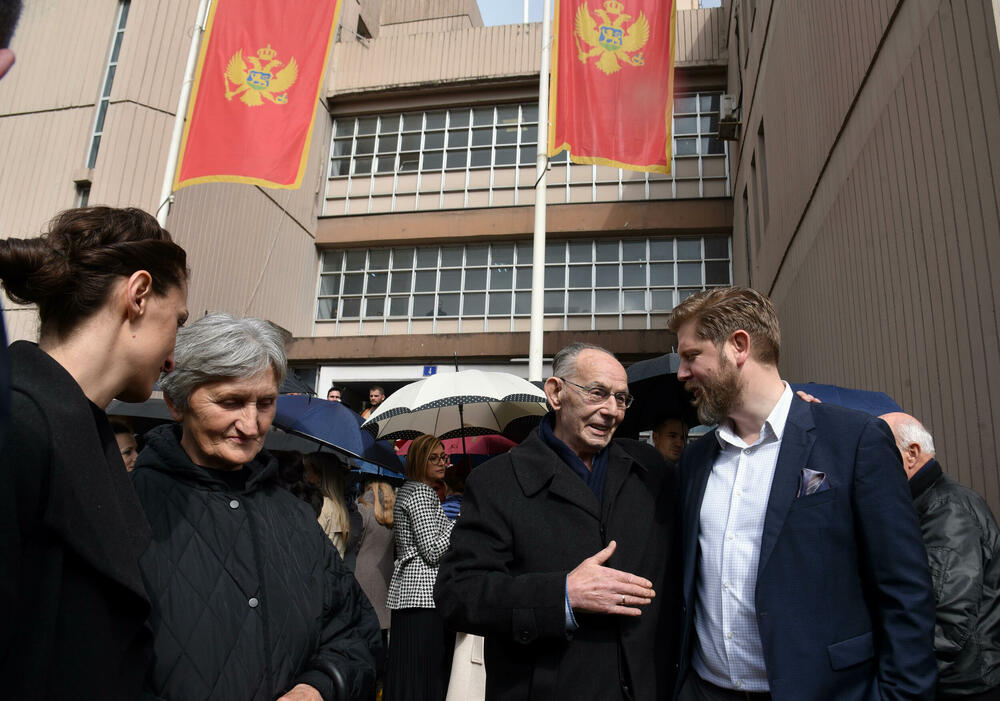 <p>Protestu prisustvuje veliki broj zaposlenih u crnogorskom sudstvu, tužilaštvu, advokati...</p>