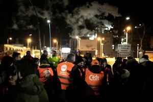 Francuska: Radnici blokirali rafinerije nafte, žele da „privredu...