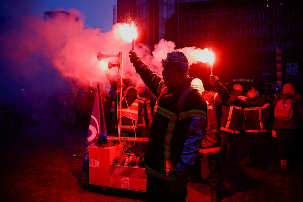 <p>Sindikati su danas proglasili "istorijsku" mobilizaciju protiv reforme penzije koja predviđa, između ostalog, pomjeranje starosne granice za odlazak u penziju na 64 godine, umjesto 62</p>