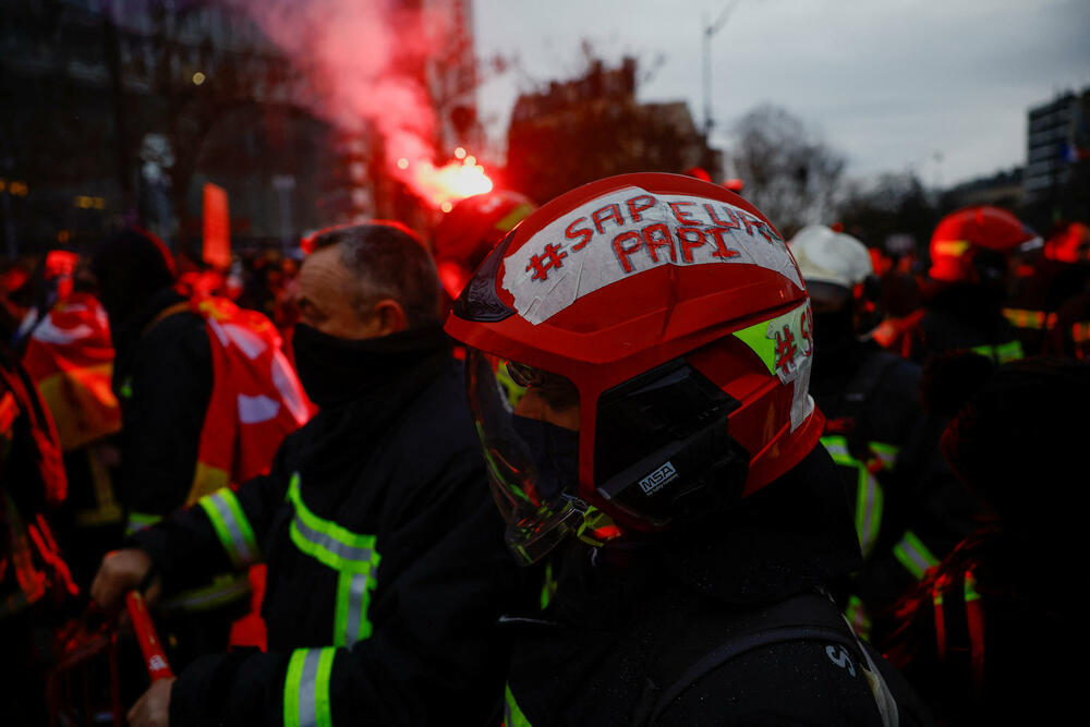 <p>Sindikati su danas proglasili "istorijsku" mobilizaciju protiv reforme penzije koja predviđa, između ostalog, pomjeranje starosne granice za odlazak u penziju na 64 godine, umjesto 62</p>