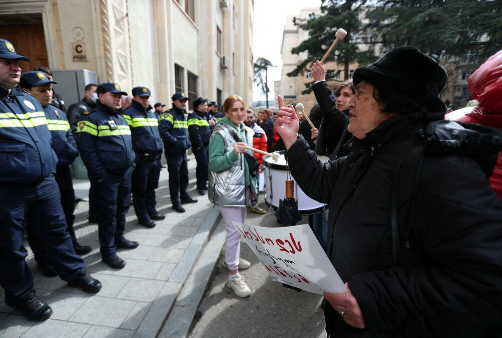 <p>Zakon bi zahtijevao bi da se mediji i nevladine organizacije koje dobijaju više od 20 odsto finansiranja iz stranih izvora registruju kao "agenti stranog uticaja"</p>