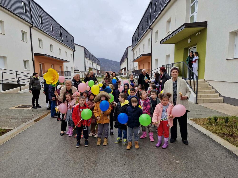 <p>"Imali smo sjajan doček, divne riječi i ogromnu zahvalnost od strane baka i deka iz Doma, koji su kazali da smo im napunili srca i uljepšali dan", kazala je vaspitačica Nataša Karadžić</p>