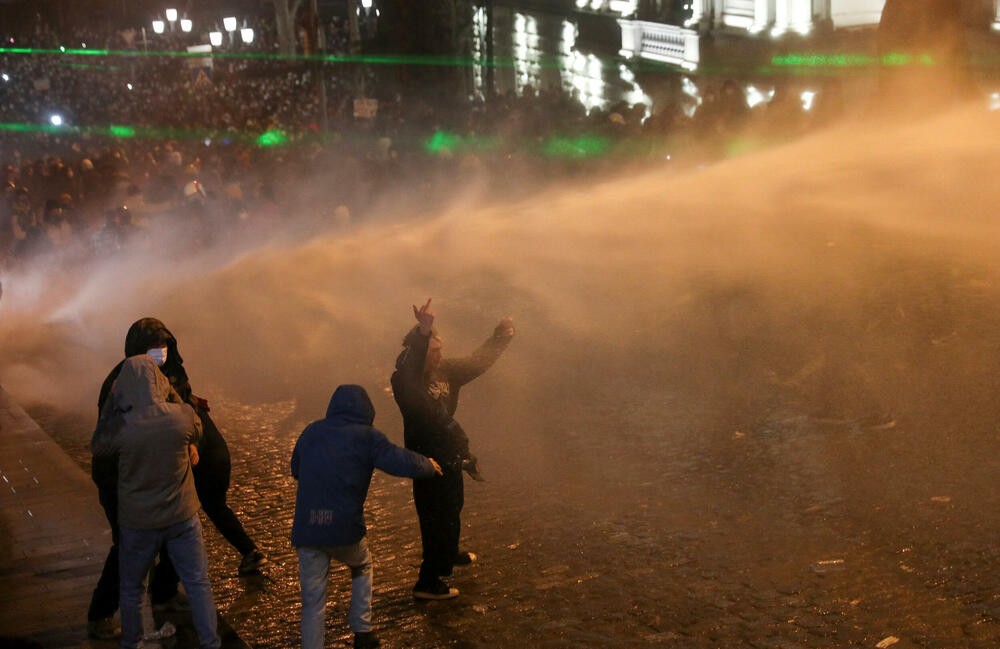 <p>Demonstranti se protive spornom zakonu o "stranim agentima", za koji kritičari kažu da je uperen protiv medija i nevladinih organizacija</p>