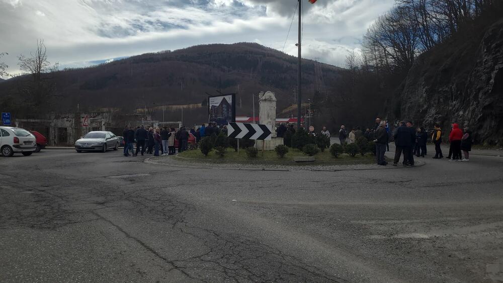 <p>Ogorčeni što ih na razgovor nije primio premijer Dritan Abazović grupa malinara blokirala je danas kružni tok u Ribarevinama, a sa blokadama će u isto vrijeme nastaviti i narednih dana. Ogorčeni su što se nadležni sjete sjevera samo kad treba da prose od evropskih fondova</p>