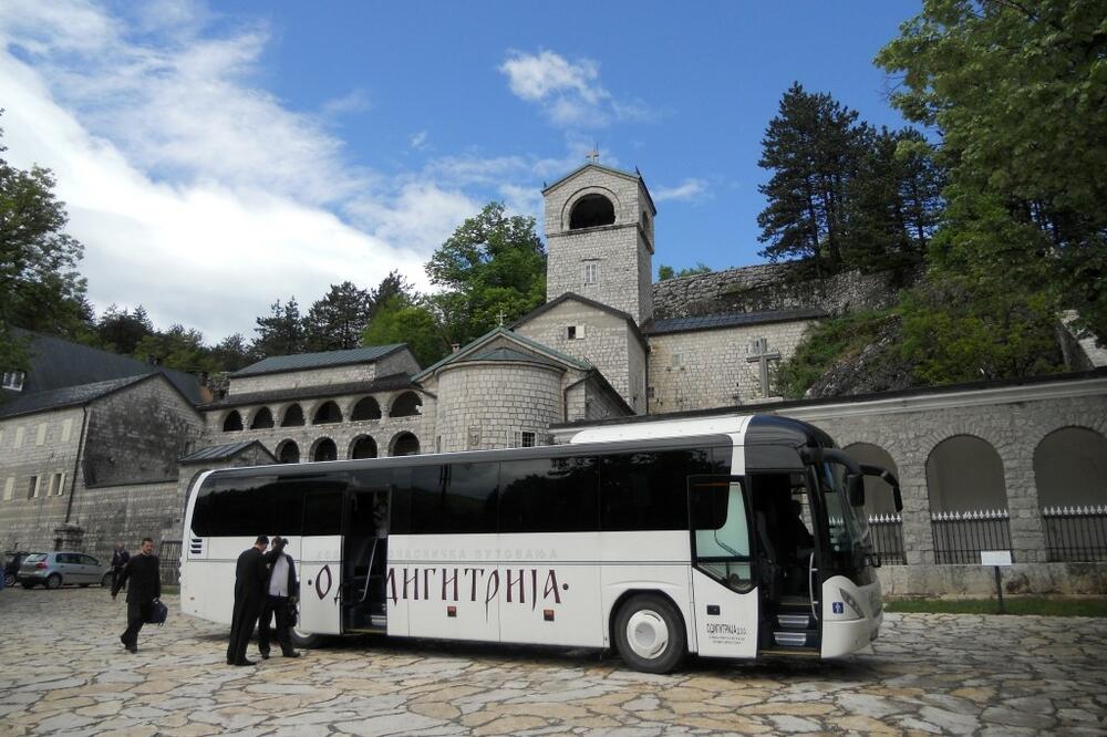 Jedan od autobusa ispred Cetinjskog manastira, Foto: Agencija